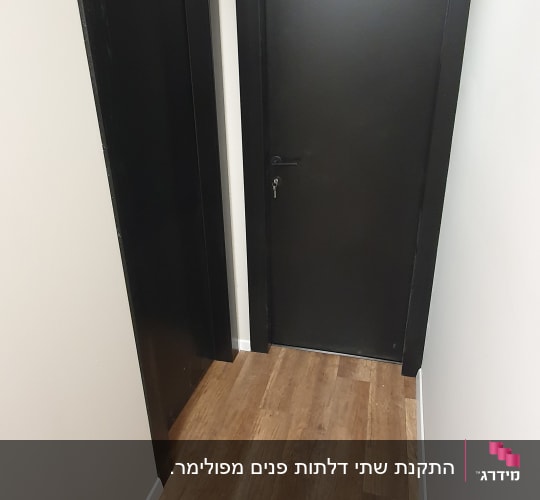 שתי דלתות שחורות עם מסגרות כהות במסדרון צר